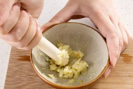 往花盆了加3样东西,轻松杀灭小黑飞 往花盆了加3样东西,轻松杀灭小黑飞