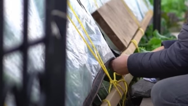 绳子套住钩子把塑料布拦住固定。(图片:Andy花园医生李老师)