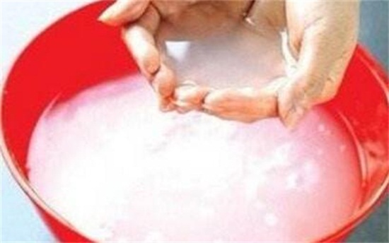 散尾葵怎么施肥最好，散尾葵用什么肥料(腐熟液肥)