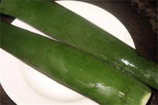 怎么使用芦荟消炎，去表皮液体肉涂抹在皮肤上