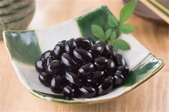 黑豆泡醋一天吃多少粒，一天5～10粒(附食用功效)