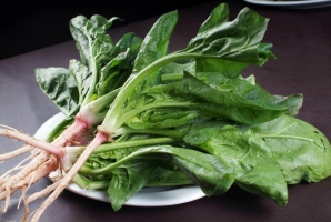 菠菜怎么去涩？煮之前先用沸水焯两分钟即可去涩味