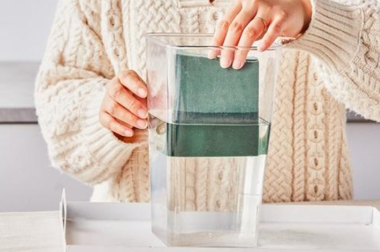 鲜花是插在花泥里还是拿出来