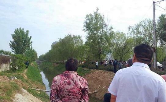 菏泽一女子在水沟中坐一夜,图为女子在水沟中被拉出